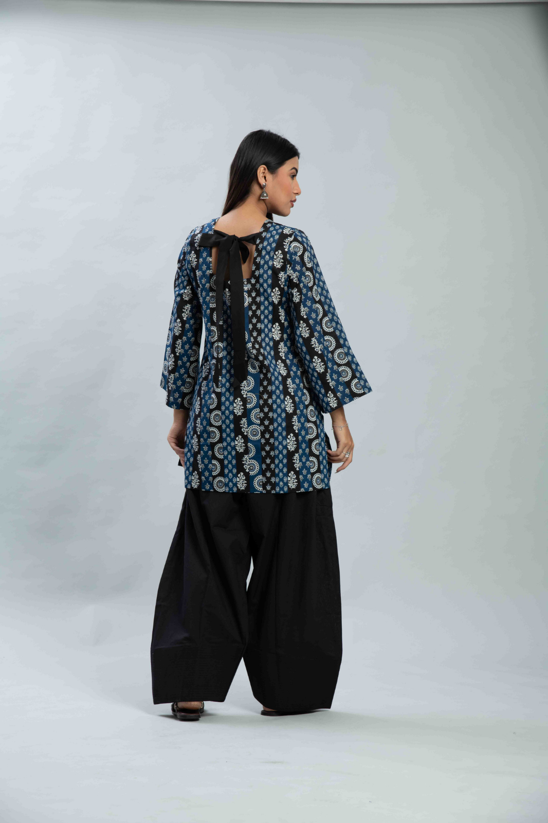 Everyday Comfort Blue-Black Printed V Neck Cotton Kurti