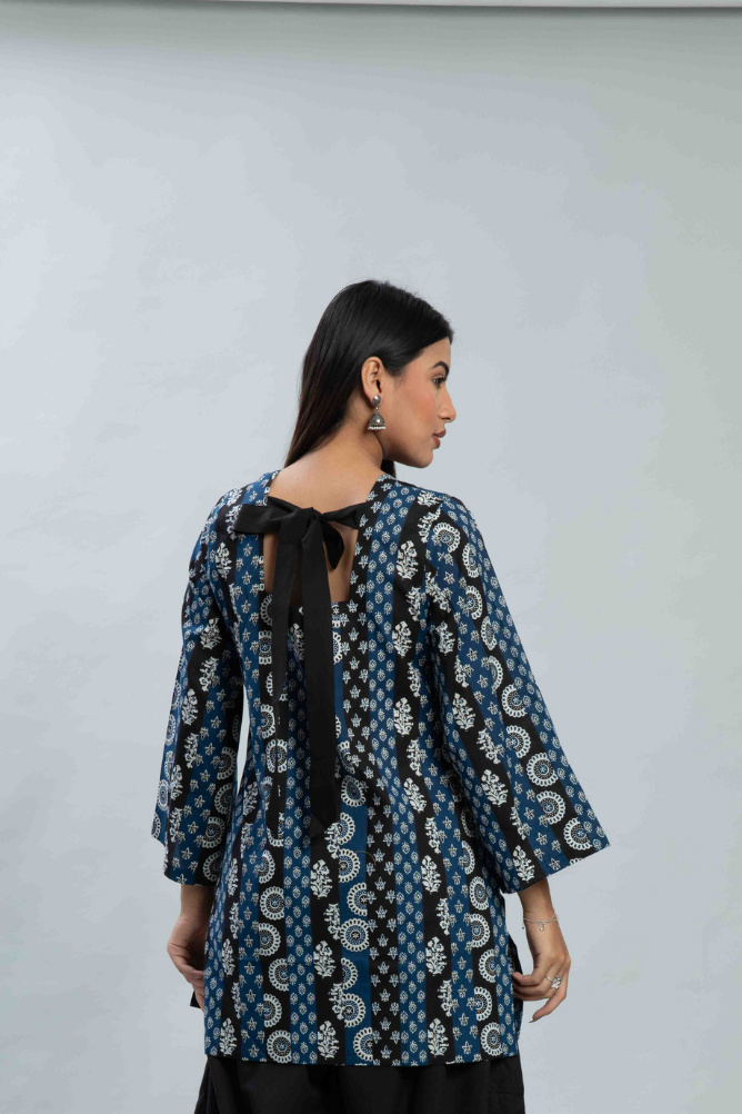 Everyday Comfort Blue-Black Printed V Neck Cotton Kurti